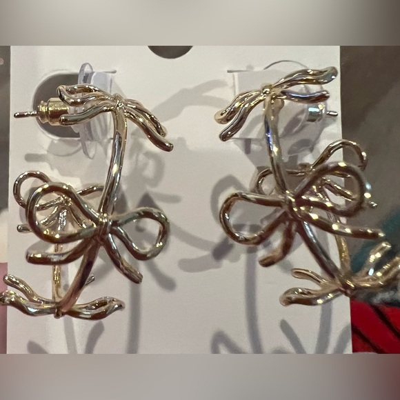 Pretty Gold Bows Hoop Earrings- NWT - Picture 2 of 2
